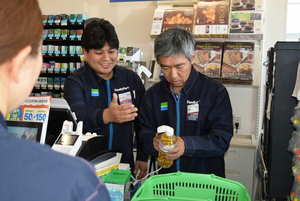 レジ打ちを体験する施設利用者（右）＝佐野市
