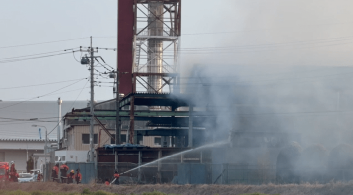 会社工場の火災現場＝13日午後５時ごろ、宇都宮市瑞穂３丁目