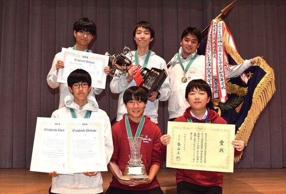 全国制覇を果たした宇都宮高の生徒＝17日午後５時、宇都宮市竹下町