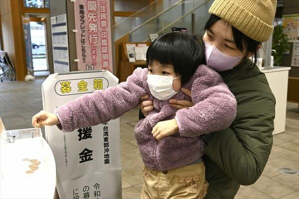 募金に協力する親子連れ