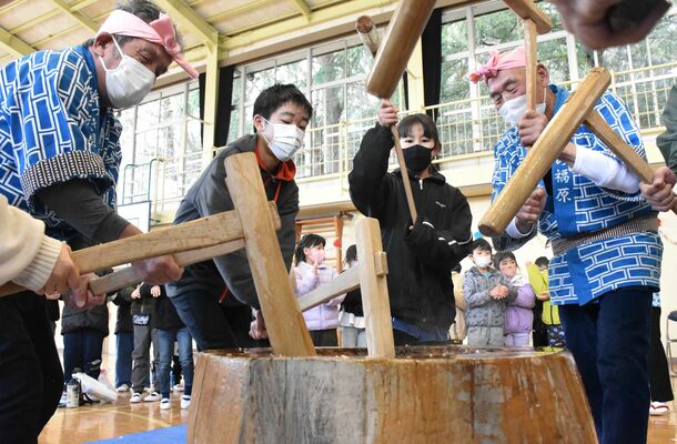 保存会のメンバーと餅つきを楽しむ児童たち