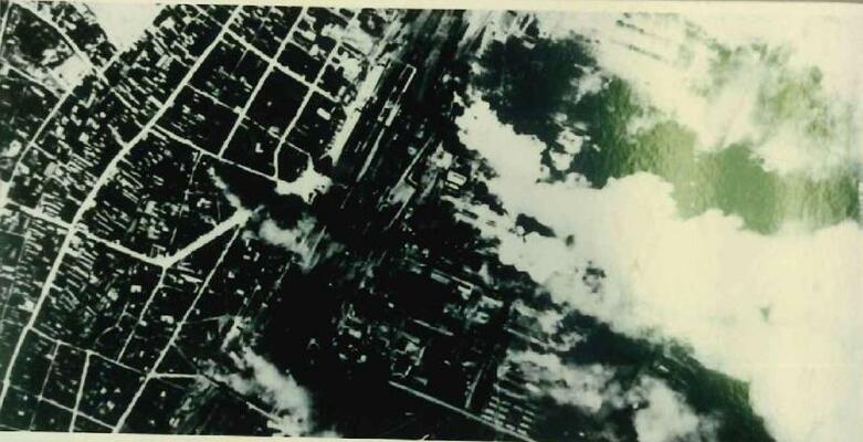 １９４５年４月１２日、空襲を受ける保土谷化学工業郡山工場（郡山市所蔵＝米国立公文書館提供）