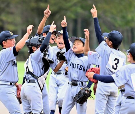 優勝を決め、マウンド付近で喜ぶ阿久津スポーツの選手たち＝ひばりが丘公園野球場Ａ