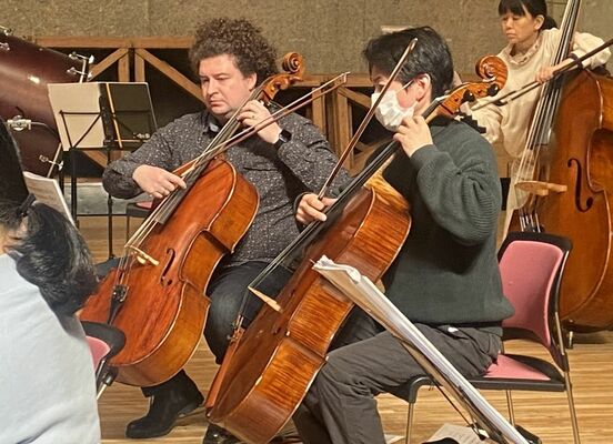 リハーサルで演奏するトルマチョヴさん（左）