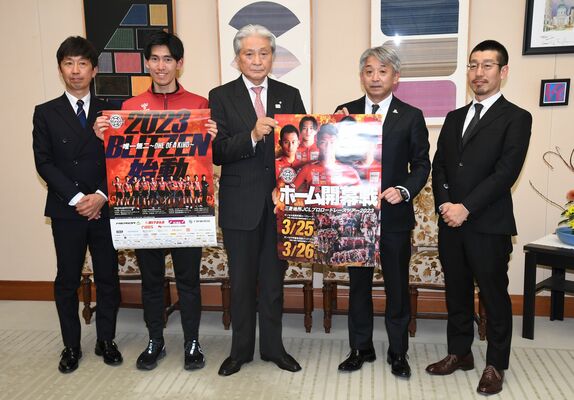 県内でのＪＣＬ開幕戦開催を福田知事に報告した片山チェアマン（右から２人目）ら＝県庁