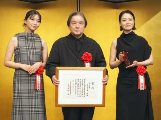 菊田一夫演劇大賞を受賞した「大地の子」上演関係者代表の(左から)上白石萌歌、栗山民也、奈緒=10日、東京都千代田区