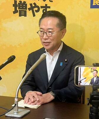 記者会見する国民民主党の古川国対委員長=24日午前、国会