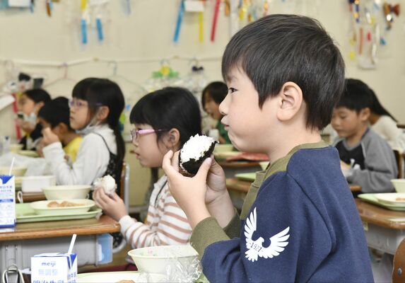 おにぎりの日を楽しむ子どもたち