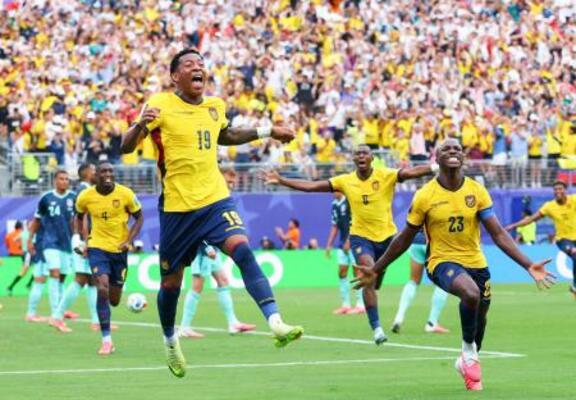 　エクアドル―ドイツ　後半、チーム２点目のゴールを決め喜ぶエクアドルのプラタ（１９）＝ニューヨーク（ロイター＝共同）