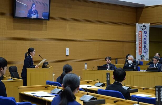 市執行部への一般質問に臨む中学生