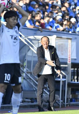 来季も続投する栃木ＳＣの小林監督（右）＝３日、横浜市のニッパツ三ツ沢球技場