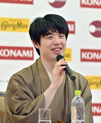 初防衛を果たし、笑顔で会見に臨む藤井棋王＝17日午後８時45分、日光市鬼怒川温泉大原