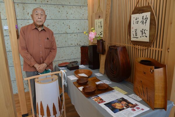 様々な伝統工芸品を展示している村田さん