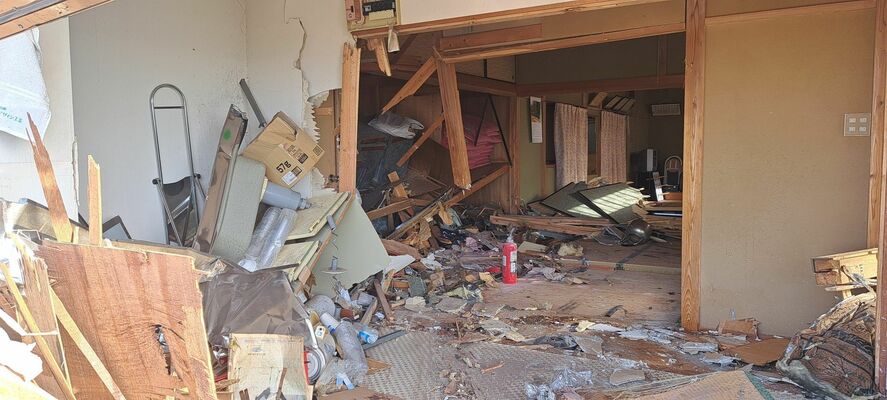 車が突っ込み、大破した集会所＝13日午前、宇都宮市下桑島町（近隣住民提供）