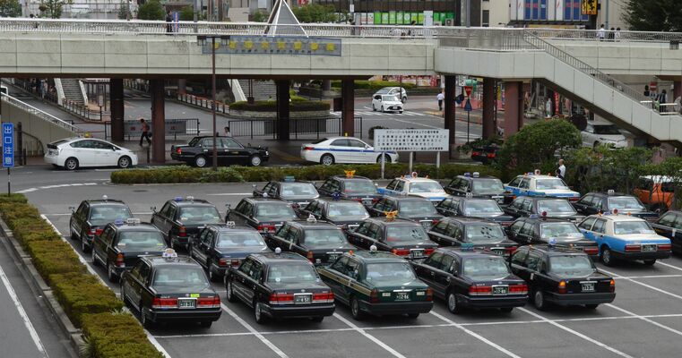 駅前の乗降場で乗客を待つタクシー＝2016年9月撮影