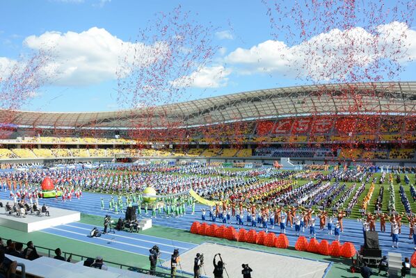 総勢約1400人の県民が踊りや音楽で選手たちをもてなした歓迎演技＝29日午前11時20分、カンセキスタジアムとちぎ