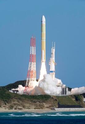 　準天頂衛星「みちびき５号機」を載せ、鹿児島県の種子島宇宙センターから打ち上げられるＨ３ロケット８号機＝２２日午前１０時５１分