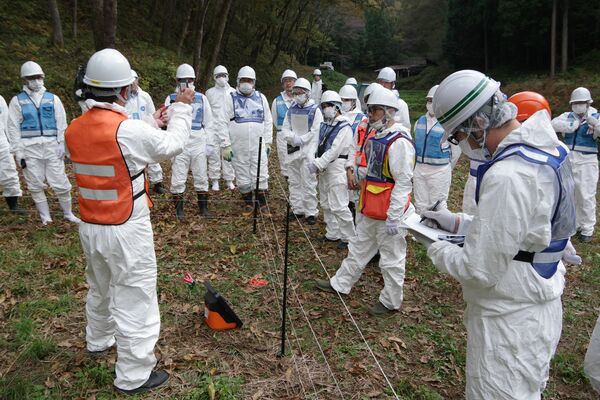 電気柵の設置方法などを確認した実地演習＝14日午後、茂木町
