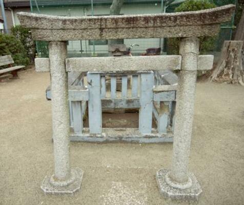 　立石の地名の由来となったとされる小さな石標「立石」が囲いの中にある＝東京都葛飾区