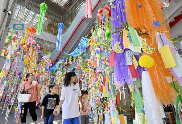 吹き抜けフロアに展示されている七夕飾り＝29日午後０時55分、大田原市中央１丁目