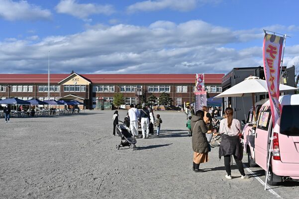 木造校舎の見学ツアーなどに多くの人が訪れた北小