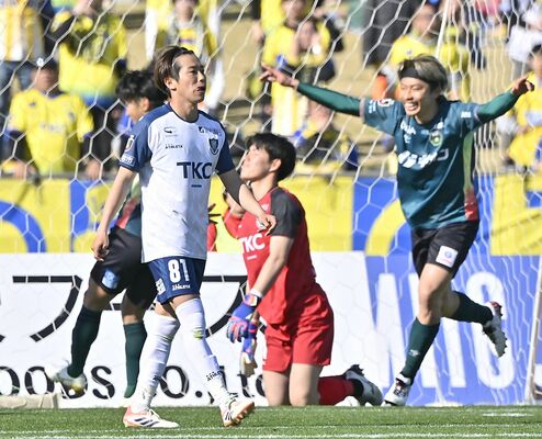 前半追加タイム、２点目のシュートを決められ、悔しさをにじませる栃木ＳＣのＭＦ中野（手前左）ら＝相模原ギオンスタジアム、広瀬華撮影
