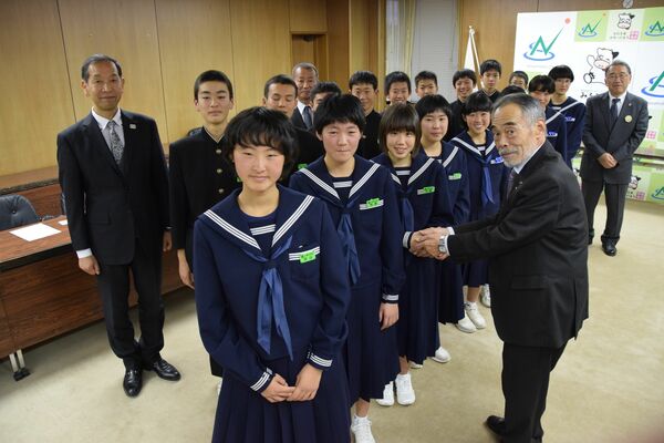 市長を表敬訪問した三島中の生徒ら