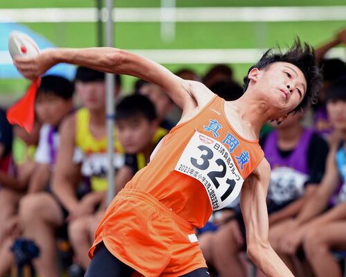 男子コンバインドＢ　２１０８点の大会新記録で優勝した鈴木（芳賀真岡陸協）のジャベリックボール投げ＝栃木市総合運動公園陸上競技場