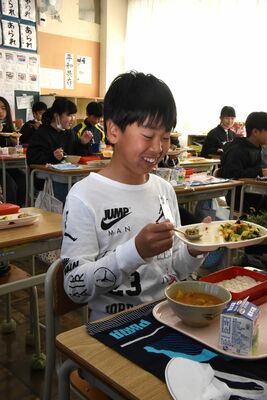 ホタテのハーブ焼きを味わう田野小児童
