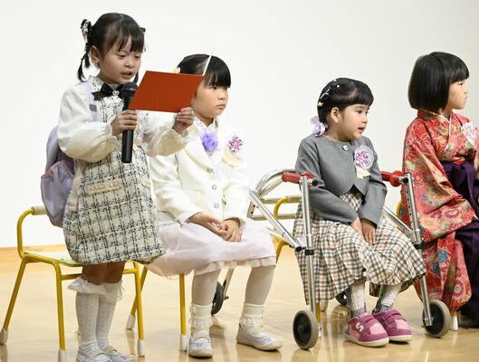 卒園式で両親へ感謝を伝える楓ちゃん（左）とあめりあちゃん（右から２番目）＝20日午前、宇都宮市道場宿町