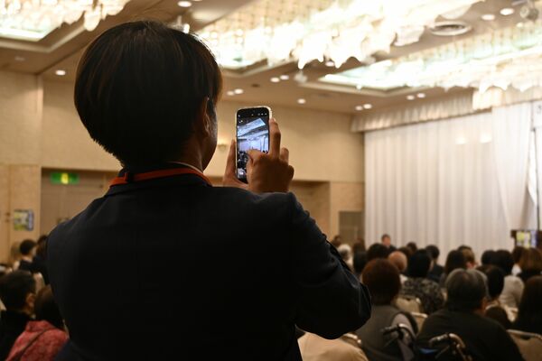 ＳＮＳにアップする動画を撮影する陣営の担当者＝10日午後、宇都宮市