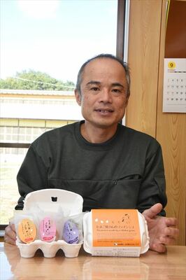 自社製のフィナンシェを手にする薄羽さん。パッケージも特徴的