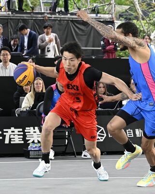 ブレックス－マイアミ戦　１分、ブレックスの飯島（左）がドリブルで相手のマークをかわす＝バンバ市民広場、森田大地撮影
