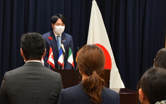 準備室の職員に訓示する小倉担当相＝３日午後、内閣府
