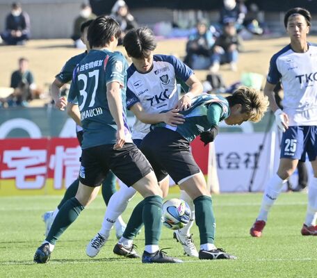 後半17分、栃木ＳＣのＭＦ永井（中央奥）が相手と競り合う＝相模原ギオンスタジアム、広瀬華撮影
