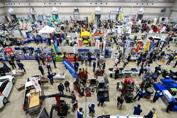 にぎわいを見せた「自動車アフターマーケット」の展示会＝宇都宮市内