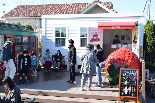 オープンしたテイクアウト専門店。店頭には巨大なイチゴのオブジェが設置され、撮影スポットになっている