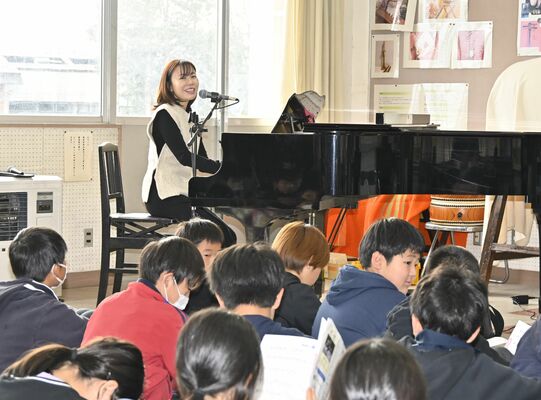 今市小で特別授業を開いた半崎さん