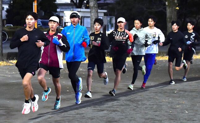 本番に向け調整する作新の選手たち＝同校グラウンド