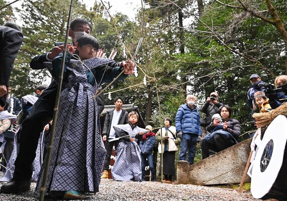 境内で行われた弓取り式