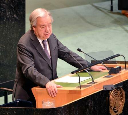 　核拡散防止条約（ＮＰＴ）再検討会議で演説する国連のグテレス事務総長＝２７日、米ニューヨークの国連本部（共同）