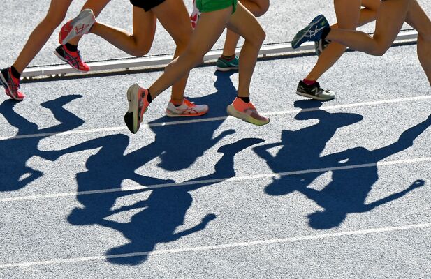 トラックを力走する女子選手たち。性的な意図での撮影問題に競技関係者は警戒を強めている＝11月下旬、宇都宮市内（本文とは関係ありません）