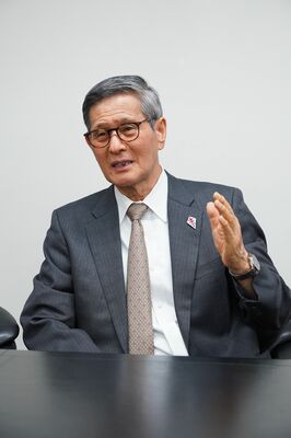 インタビューに答える尾身氏＝東京都千代田区