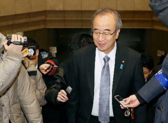 　新潟県庁に登庁する花角英世知事＝２２日午前