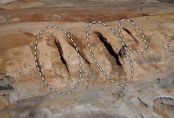 大阪府枚方市の茄子作遺跡で発見された初期須恵器の窯跡(丸で囲った部分)(大阪府文化財センター提供)