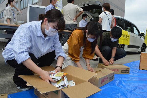 学生たちが防災の知識について学んだ「防災キャンプ」の様子＝９月下旬、宇都宮大