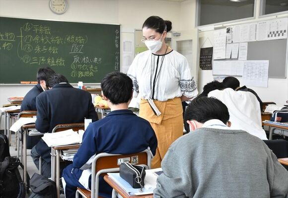 通信制の宇都宮クラーク高等学院の教室。和気あいあいとした雰囲気で授業が進んだ＝10月中旬、宇都宮市昭和１丁目