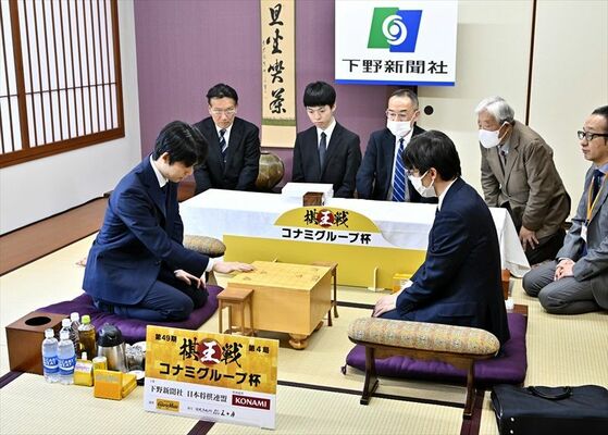 検分に臨む藤井棋王（手前左）と伊藤七段（同右）＝16日午後４時、日光市鬼怒川温泉大原
