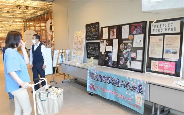 犯罪被害者の写真や遺族のメッセージが展示されたパネル展