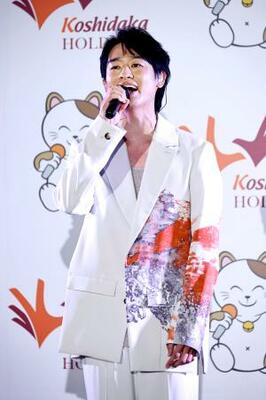 　発表会で「Ｉ　ＬＯＶＥ　ＹＯＵ」を熱唱する尾崎裕哉＝３０日、東京都渋谷区